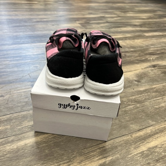 Pink and black plaid shoes - Picture 4 of 5